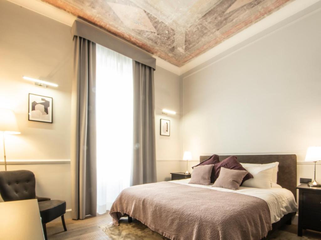 ローマにあるHolidays Suites Navonaのベッドルーム1室(ベッド1台、大きな窓付)
