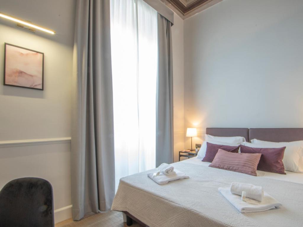 ein Schlafzimmer mit einem Bett mit zwei Handtüchern darauf in der Unterkunft Gemini Suites Navona in Rom