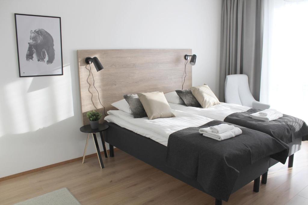 een slaapkamer met een bed met twee handdoeken erop bij Forenom Serviced Apartments Rovaniemi Valtakatu in Rovaniemi