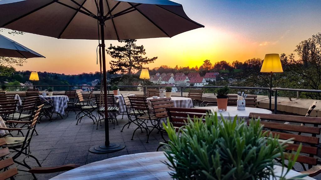 Východ nebo západ slunce při pohledu z hotelu nebo okolí
