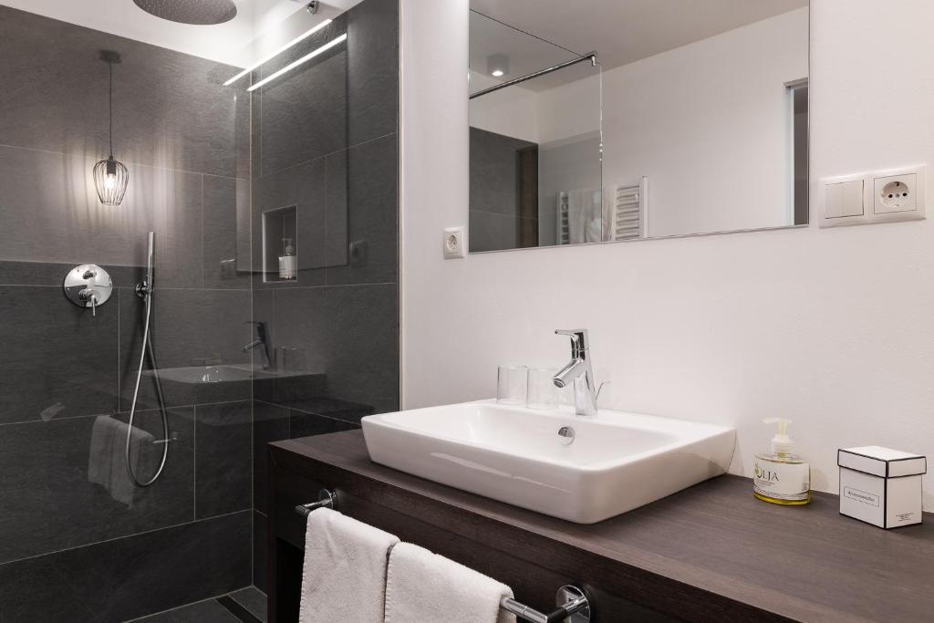 Koupelna v ubytování Oliven- & Genusshotel Hirzer