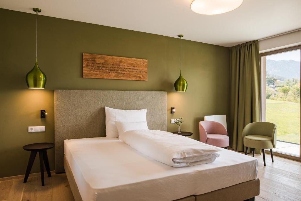 Postel nebo postele na pokoji v ubytování Oliven- & Genusshotel Hirzer