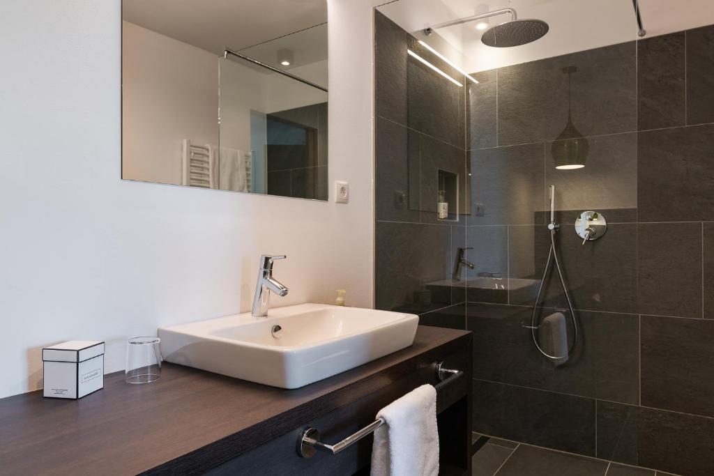 Koupelna v ubytování Oliven- & Genusshotel Hirzer