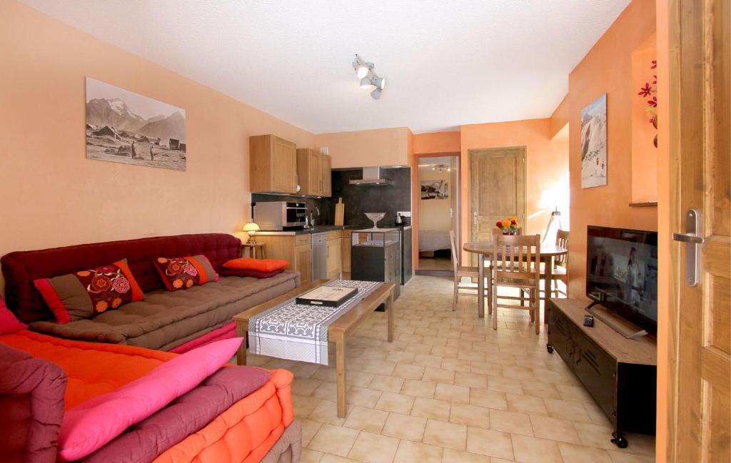 ein Wohnzimmer mit einem Sofa und einem Tisch in der Unterkunft Très bel appartement 4 pers Chalet Les Lupins - Les 2 Alpes in Les Deux Alpes