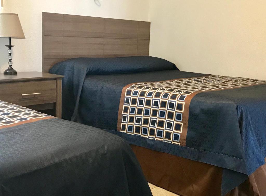 2 camas en una habitación de hotel con sábanas azules en North Wind Motel, en North Wildwood