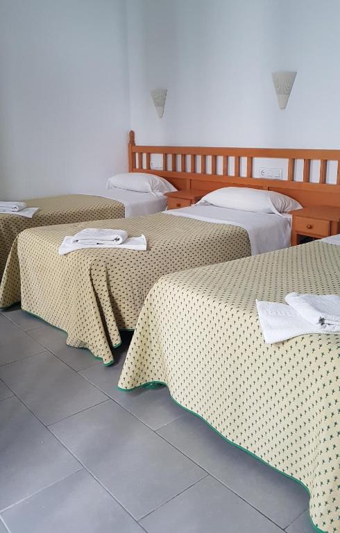 Postel nebo postele na pokoji v ubytování Hostal Isabel