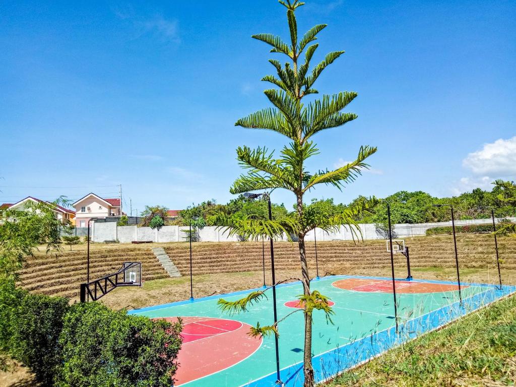 Tenis a/nebo squash v ubytování Hillview Apt w/ Pool Access - Free Wifi nebo okolí