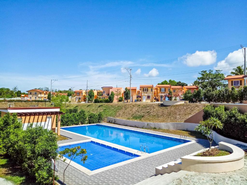 Bazén v ubytování Hillview Apt w/ Pool Access - Free Wifi nebo v jeho okolí