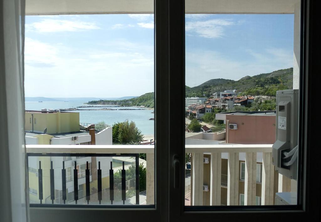 una ventana con vistas al agua en White Lagoon - Luxurious 1BD Flat near Kavarna, en Kavarna