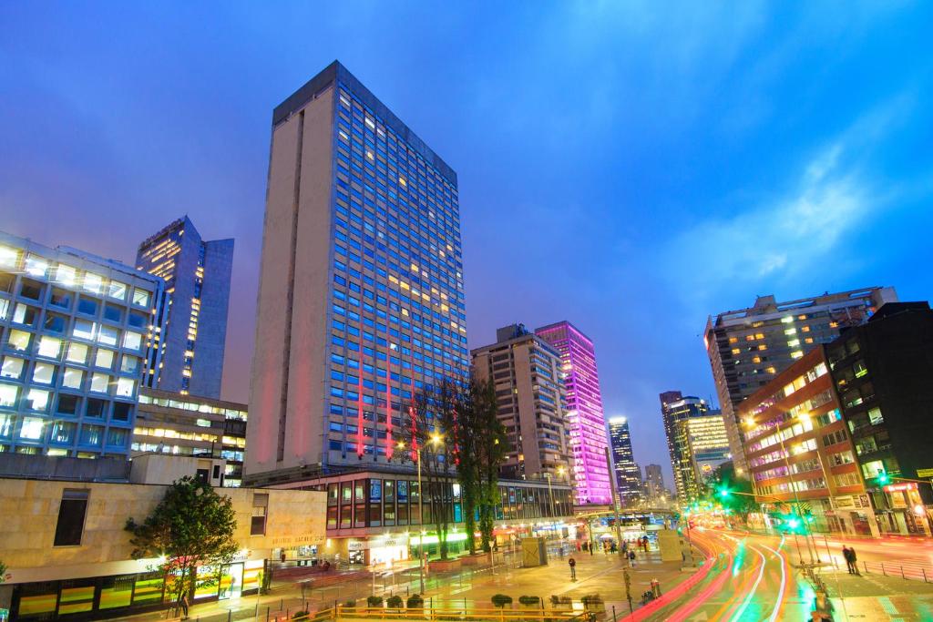una città di notte con edifici e lampioni di Tequendama Suites Bogota a Bogotá