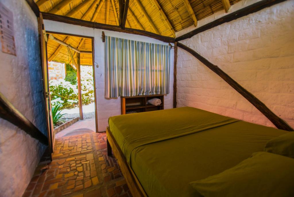 1 dormitorio con 1 cama en una habitación en Cabañas La Tortuga, en Ayampe