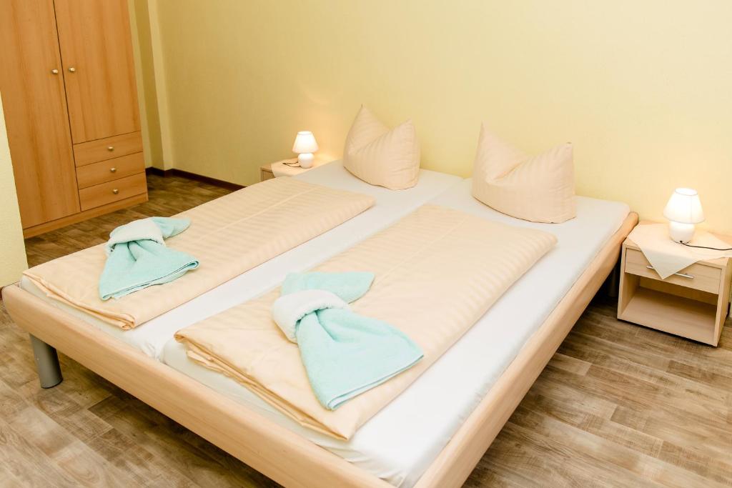 Postel nebo postele na pokoji v ubytování Hotel und Campingstell und Zeltplatz an der Talsperre im Harz