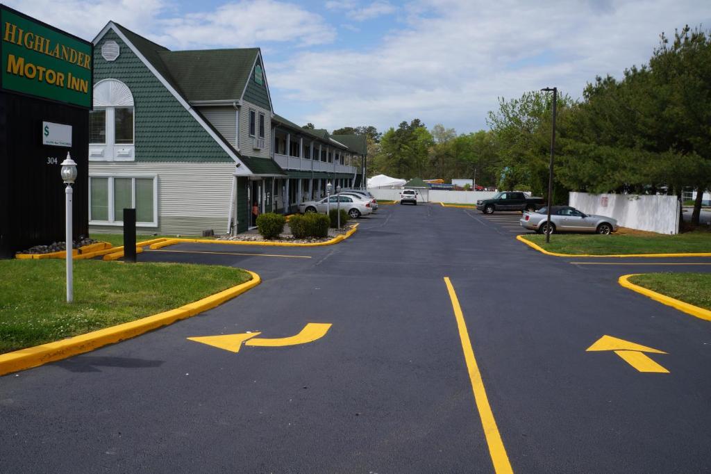 una calle vacía en un pueblo con flechas amarillas en Highlander Motor Inn Atlantic City, en Galloway