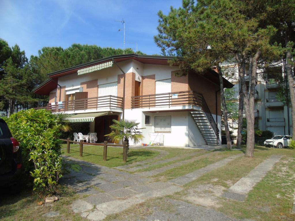 Una casa con porche y escaleras. en Villa Fidia, en Lignano Sabbiadoro