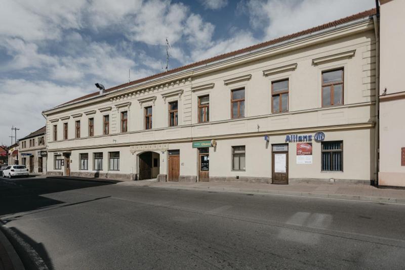 un gran edificio blanco al lado de una calle en Apartmán 3, Suvorovova 158, en Český Brod