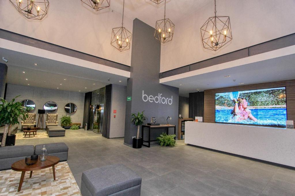 TV a/nebo společenská místnost v ubytování Bedford Hotel