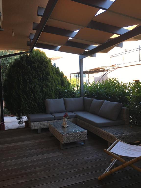 un patio con sofá y una mesa en una terraza en Longo Apartment, en Trogir