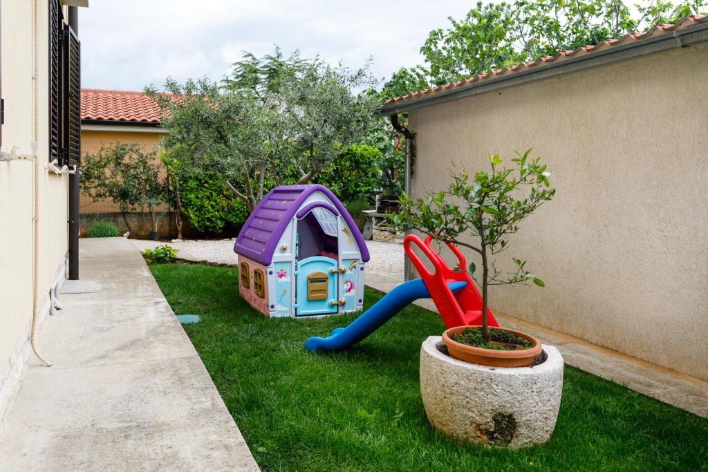 Vonkajšia záhrada v ubytovaní Apartman Sintić