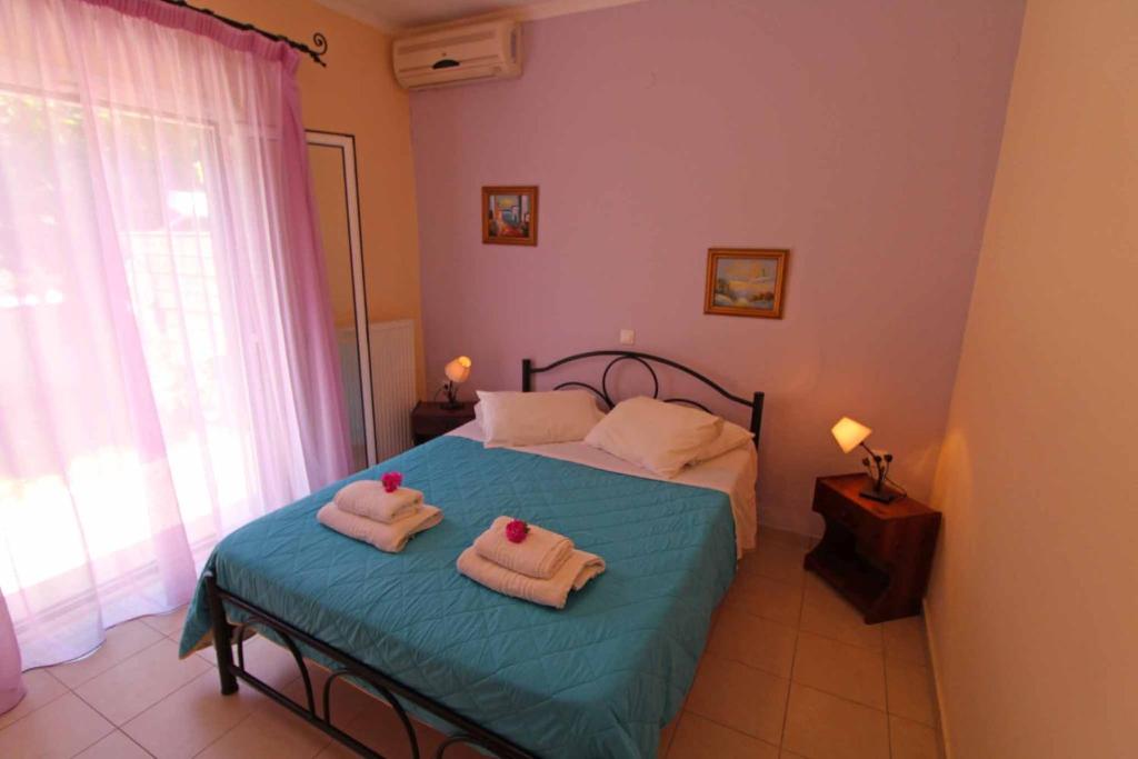 Postel nebo postele na pokoji v ubytování Dimitris Studios Acharavi Corfu