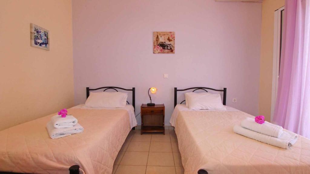 Postel nebo postele na pokoji v ubytování Dimitris Studios Acharavi Corfu