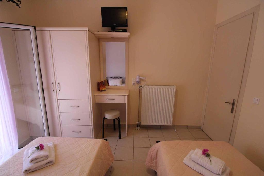 Postel nebo postele na pokoji v ubytování Dimitris Studios Acharavi Corfu