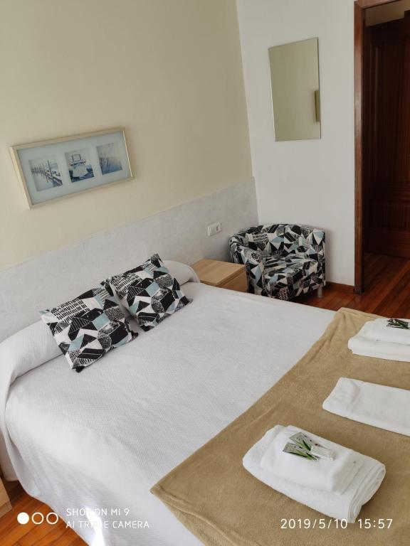 een hotelkamer met een bed met handdoeken erop bij Apartamento Vacacional do Pexigo in Santiago de Compostela