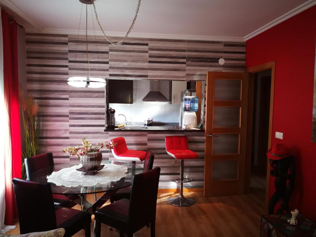 une salle à manger avec une table et des chaises rouges dans l'établissement MIRADOR DE GORGORIA, à Foz