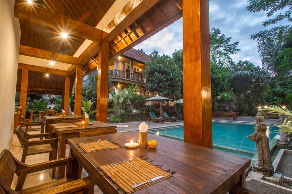 Bazén v ubytování Adi Jaya Cottages Ubud Suites by EPS - CHSE Certified nebo v jeho okolí