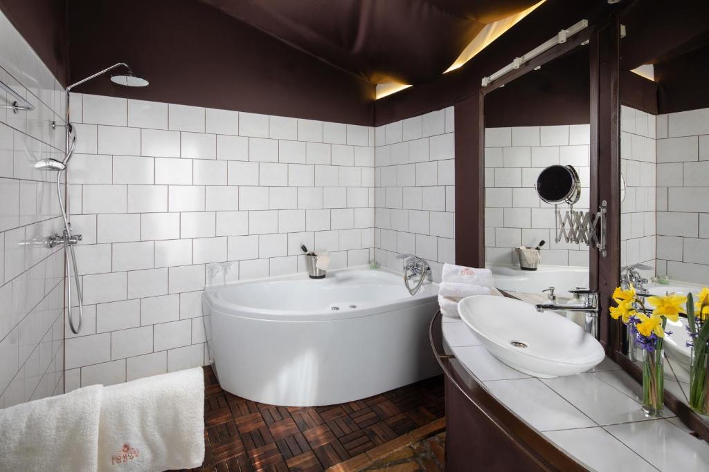 Vannituba majutusasutuses HOMOKI LODGE Bed & Beyond Glamping