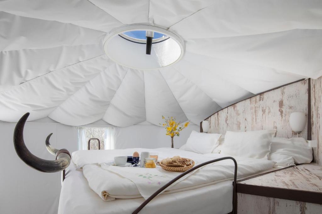 เตียงในห้องที่ Homoki Lodge - Nature Quest Resort - Adult Only