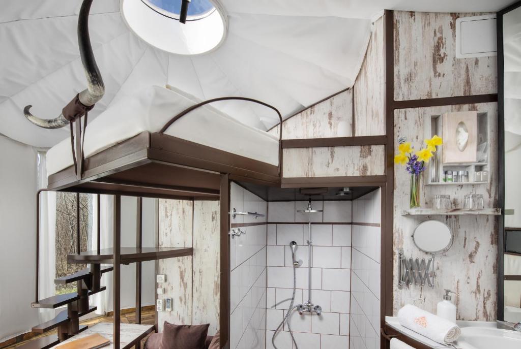 Vannituba majutusasutuses HOMOKI LODGE Bed & Beyond Glamping