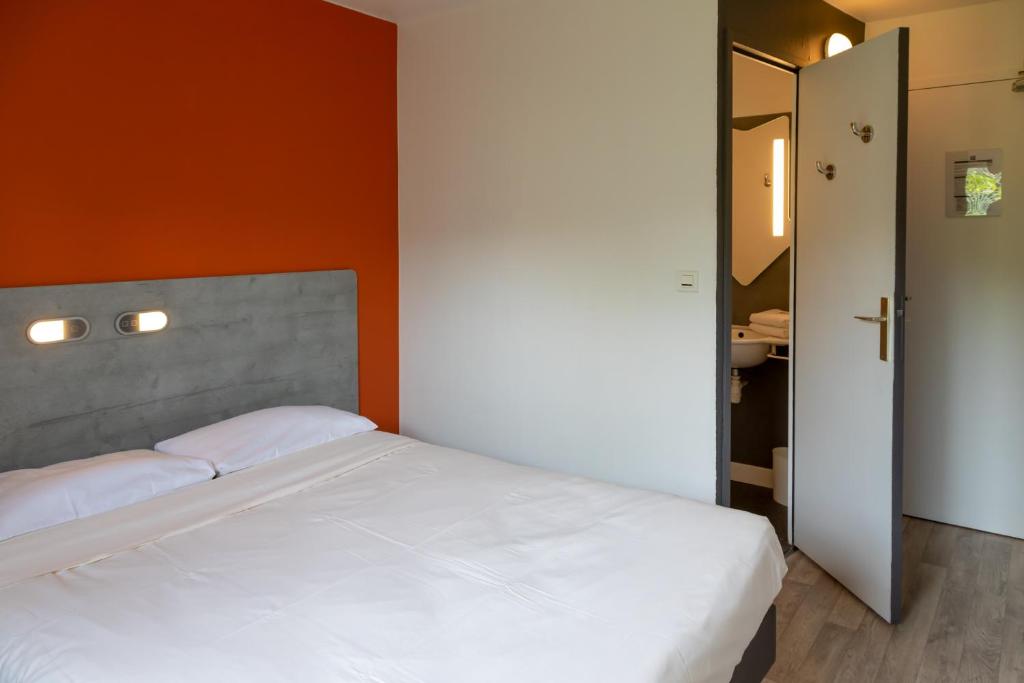 Postel nebo postele na pokoji v ubytování ibis budget Redon