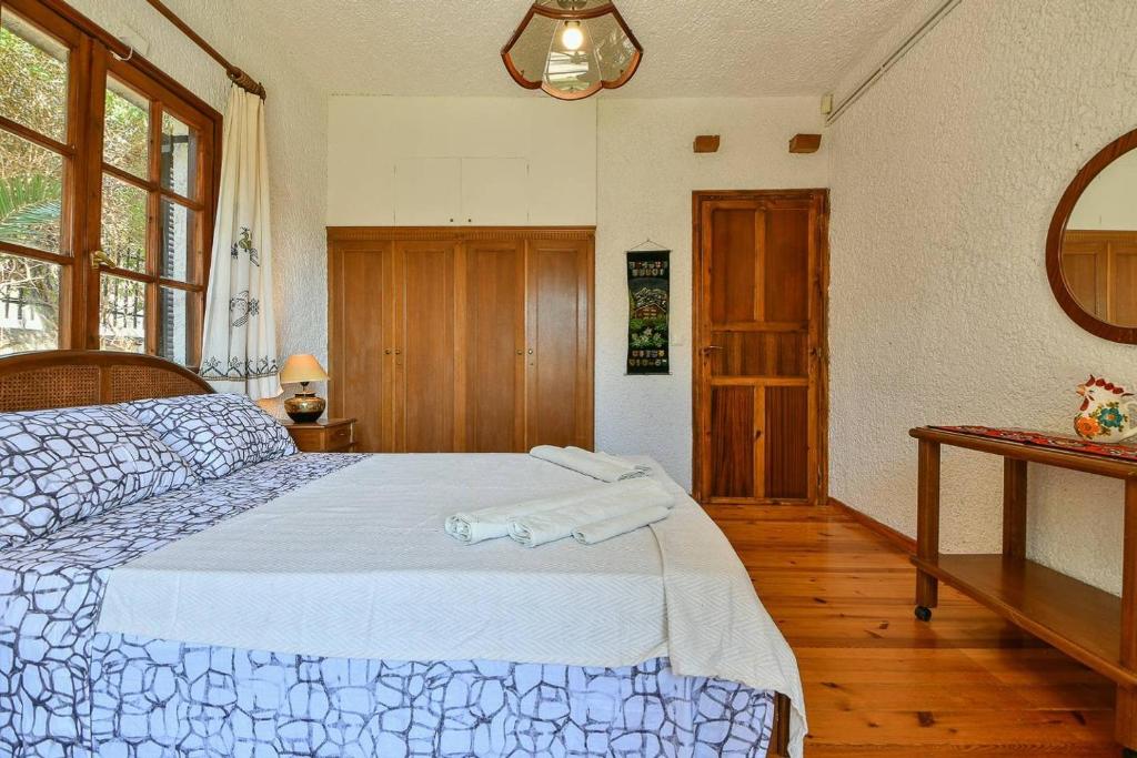 Postel nebo postele na pokoji v ubytování Light-filled home with Garden near Beach