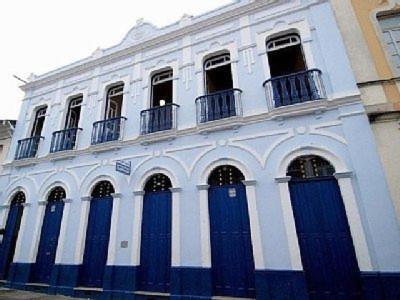 un edificio blanco y azul con puertas y ventanas azules en Alquimia House, en Ouro Preto