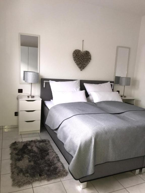 Postel nebo postele na pokoji v ubytování xxl Apartment Sinsheim