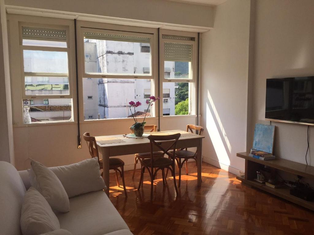  Quarto e sala espaçoso no Leblon