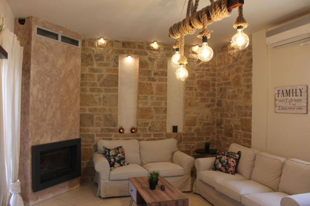 uma sala de estar com um sofá e uma lareira em Stone Apartment em Tessalónica