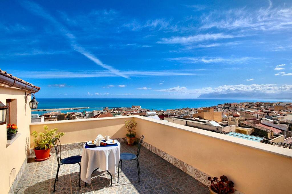 カステッランマーレ・デル・ゴルフォにあるB&B SICILIAの海を望むバルコニー(テーブル、椅子付)
