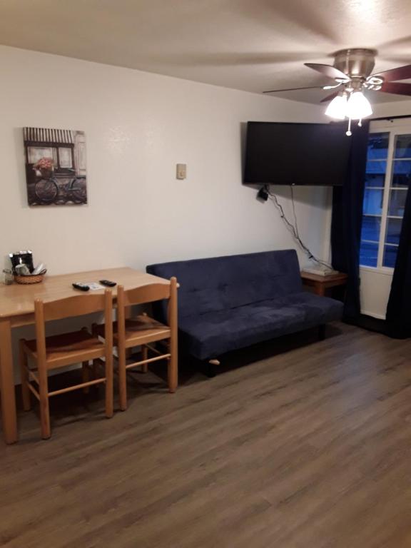 TV a/nebo společenská místnost v ubytování Arbor Inn Motel Oakridge