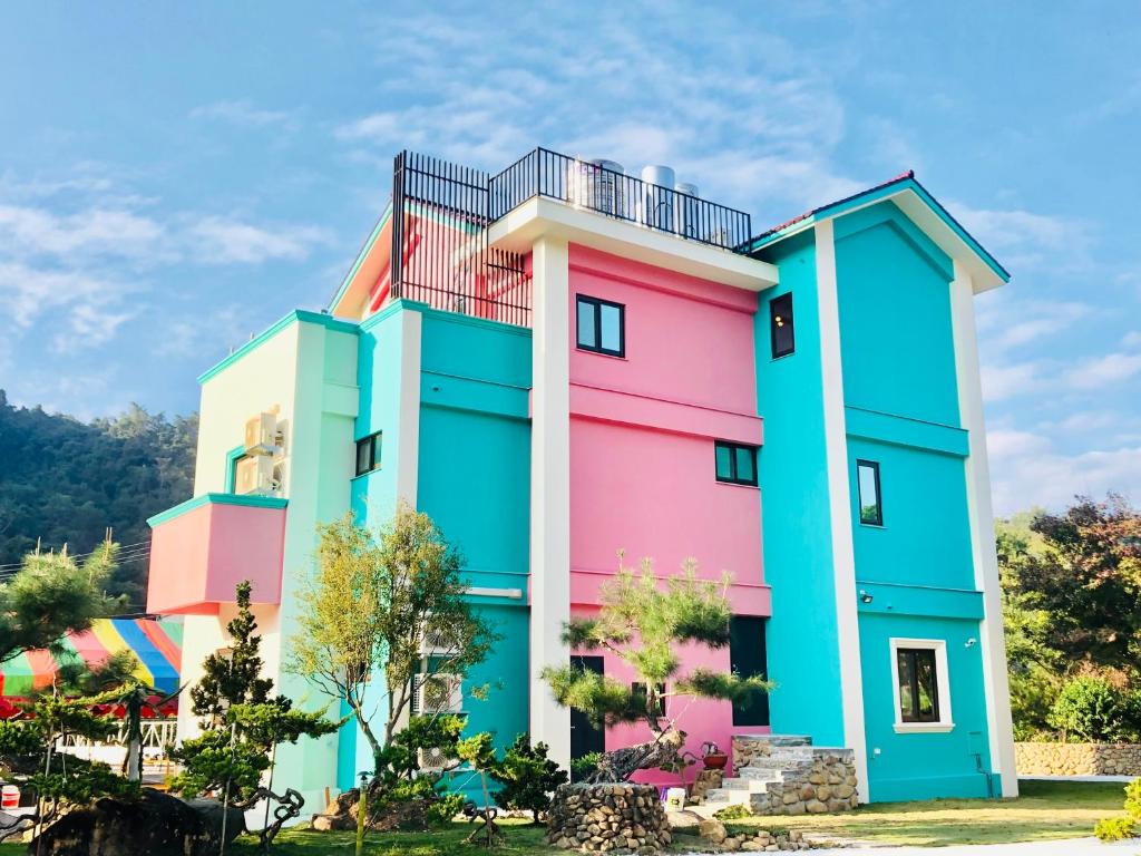 un edificio dipinto in colori diversi di Tongxin Homestay a Puli