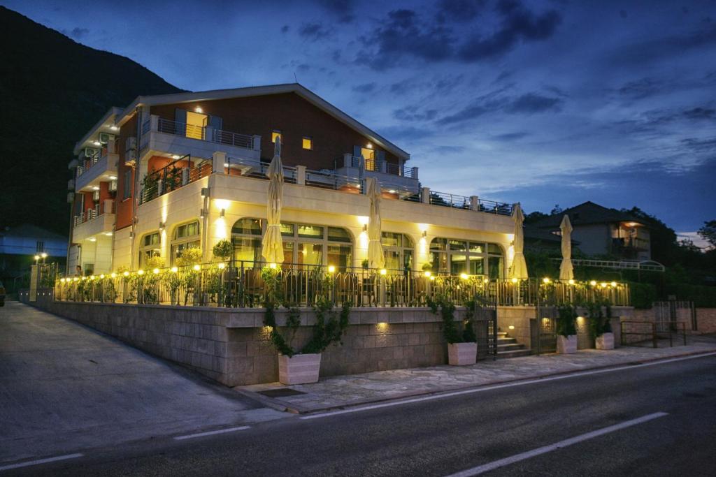 ein Gebäude mit Lichtern an der Straßenseite in der Unterkunft Hotel Ellena in Herceg-Novi