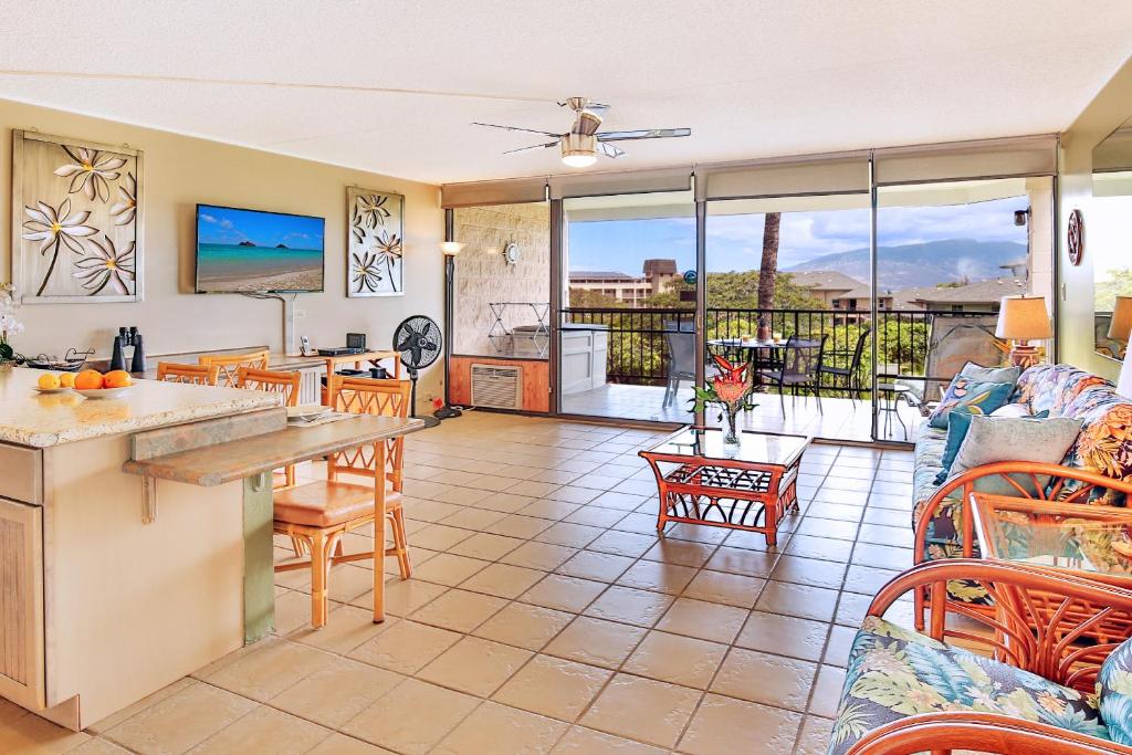 Il comprend une cuisine et un salon offrant une vue sur l'océan. dans l'établissement Beautiful 1BR Condo in the Kihei Ali'i Kai, South Kihei, Wifi and Parking, à Kihei