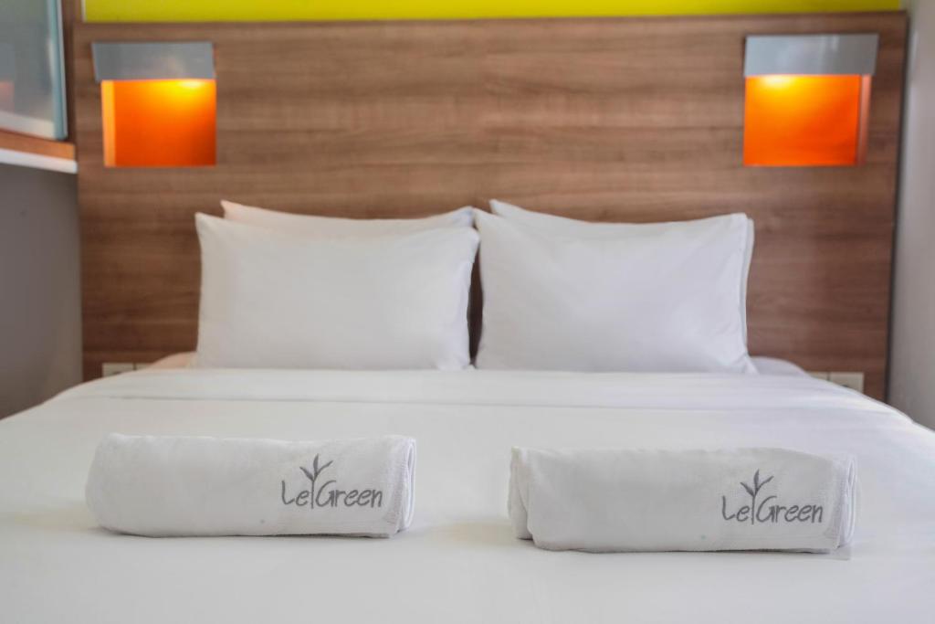 Llit o llits en una habitació de LeGreen Suite Kuningan