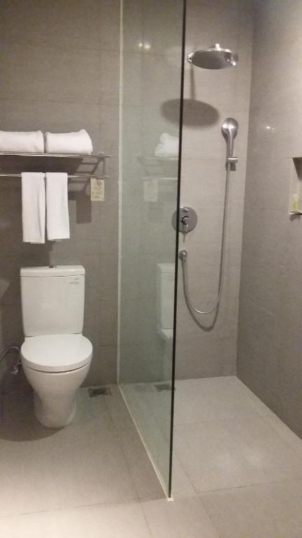 Koupelna v ubytování Hotel Santika Pekalongan