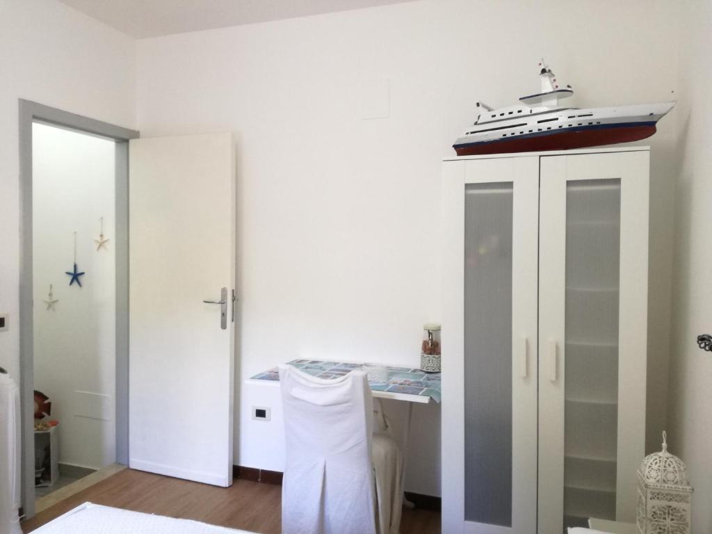 Pokój z biurkiem i łodzią na ścianie w obiekcie Alley 8 w mieście Scilla