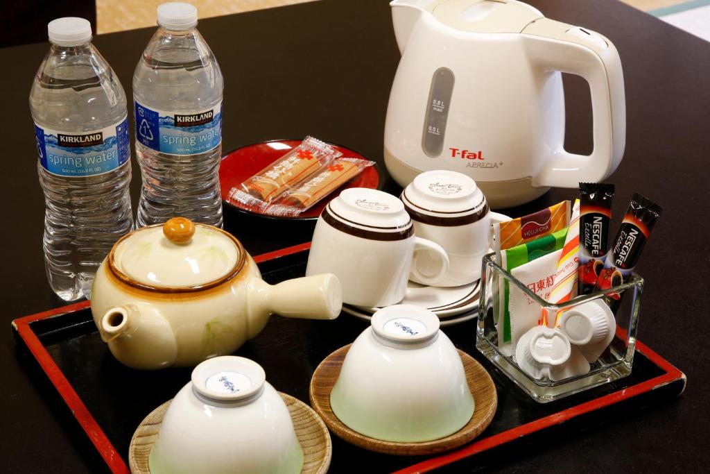 Příslušenství pro přípravu čaje a kávy v ubytování Ryokan Chinsen-Rou