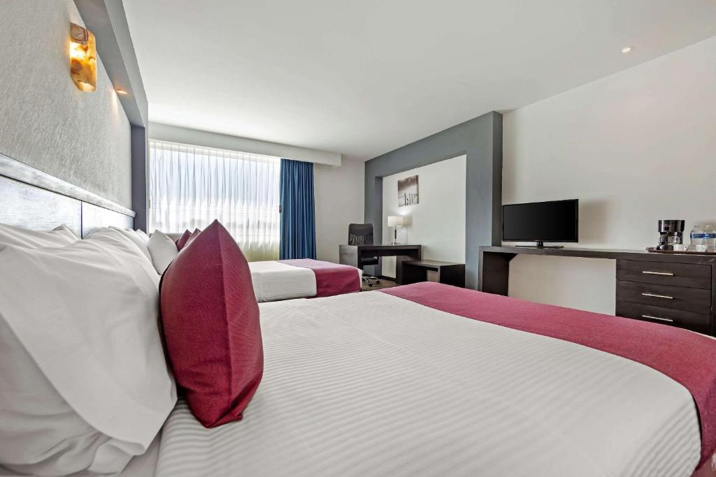 Postel nebo postele na pokoji v ubytování Comfort Inn Morelia