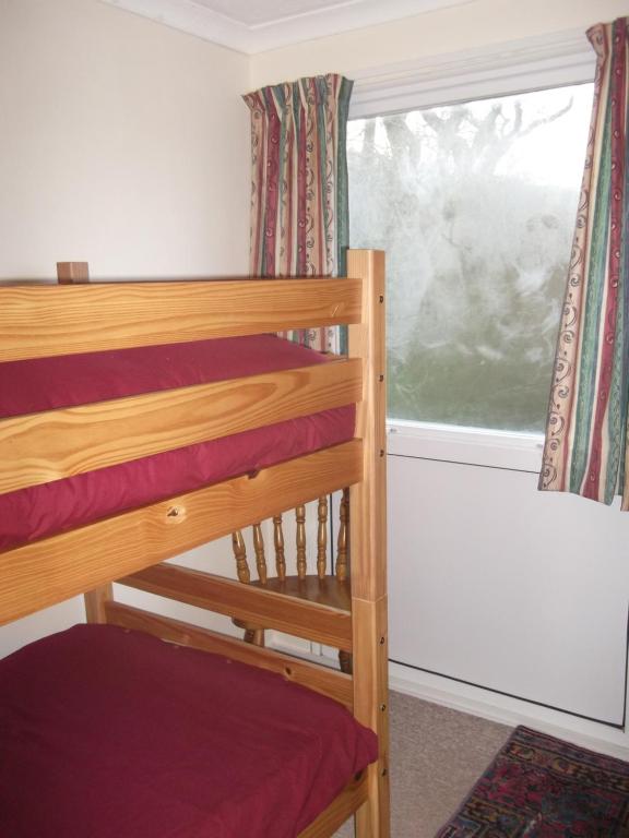 een slaapkamer met een stapelbed en een raam bij Freshwater Bay, 138 in Hodgeston