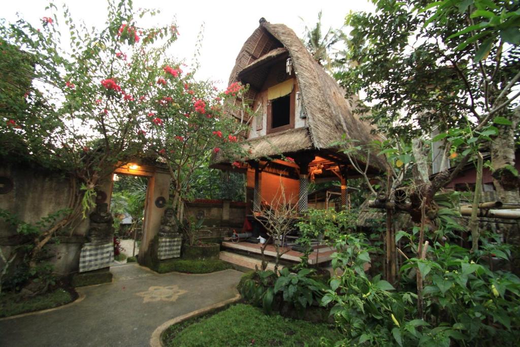 Casa con techo de paja y jardín en Omah D'Taman by EPS, en Ubud