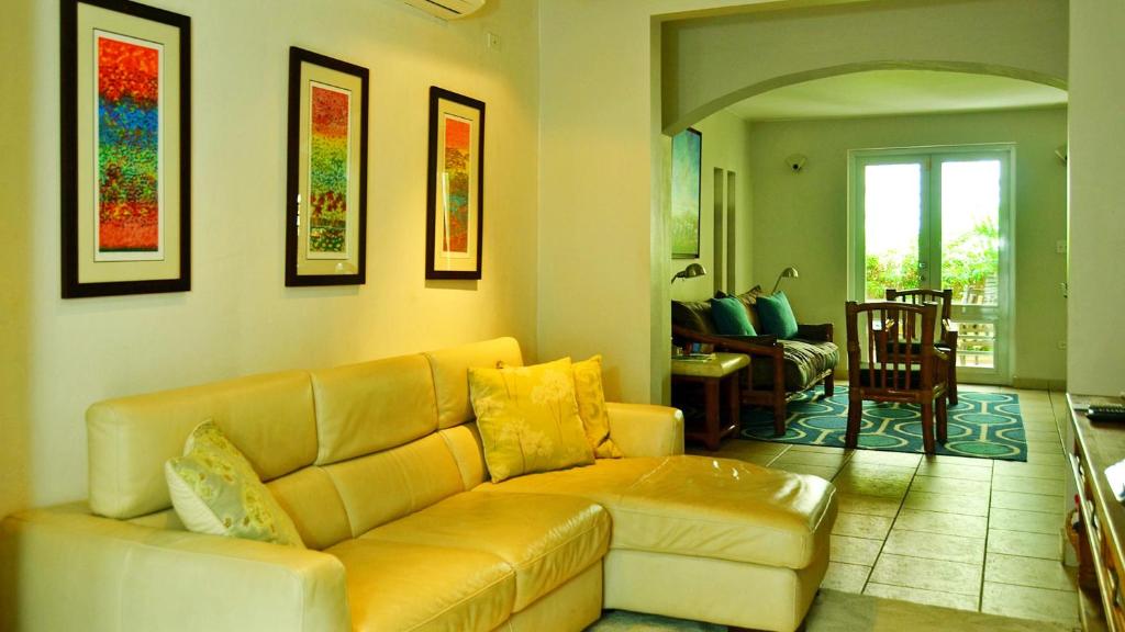 een woonkamer met een bank en een tafel bij Villa Serena in San Juan
